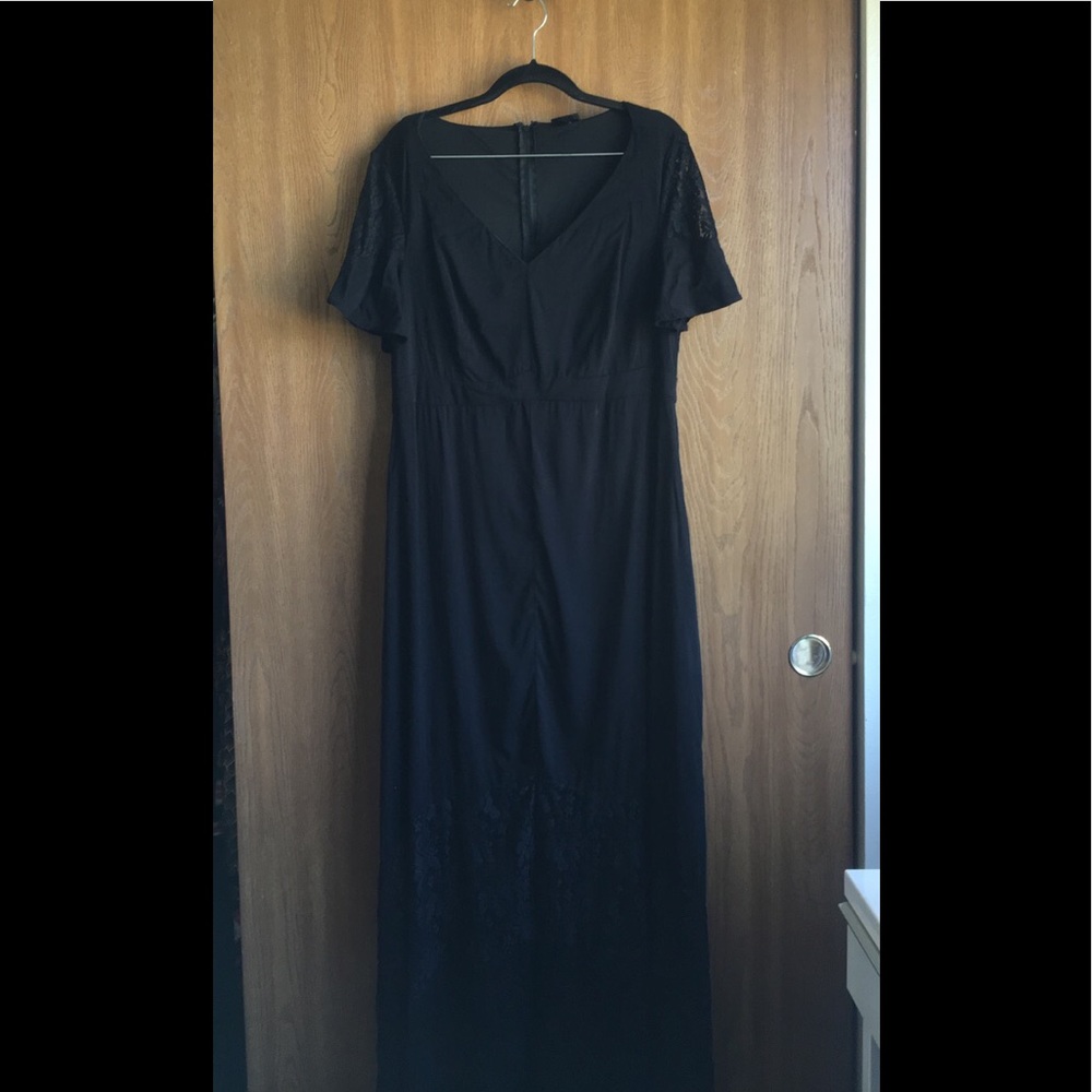 Size 12 Torrid black lace maxi dress— EUC